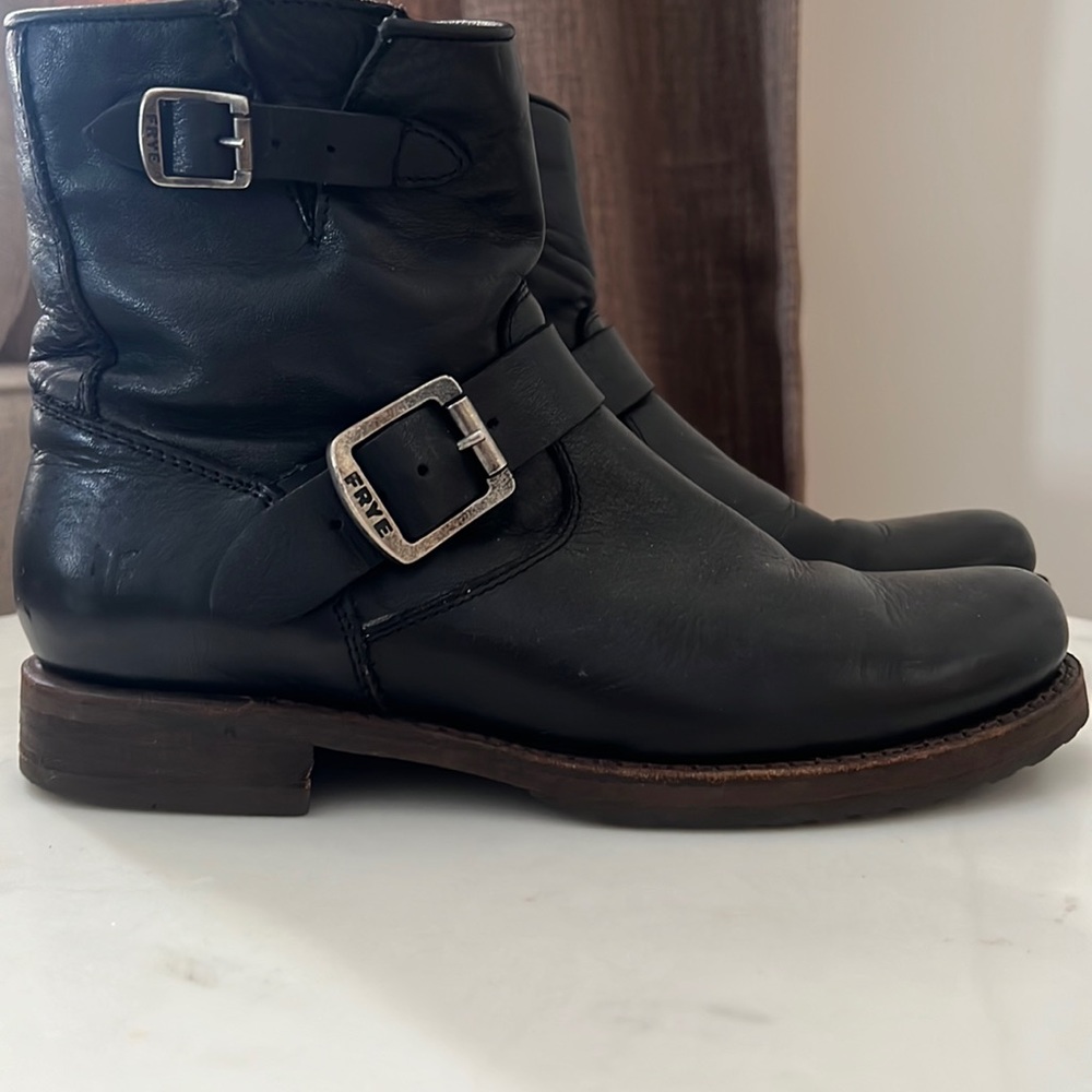 FRYE Vicky Women's  ankle Black Leather Zipper Engineer Boots Size 8